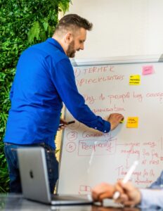 Mi a különbség az értékesítés támogatása és a márkaépítés között? WEBBRANDING